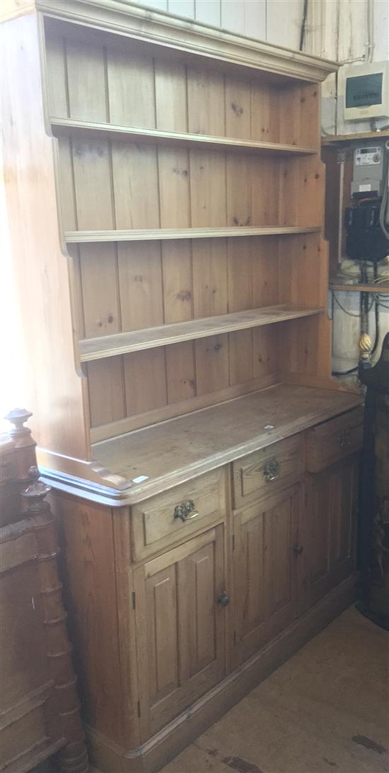 Pine dresser